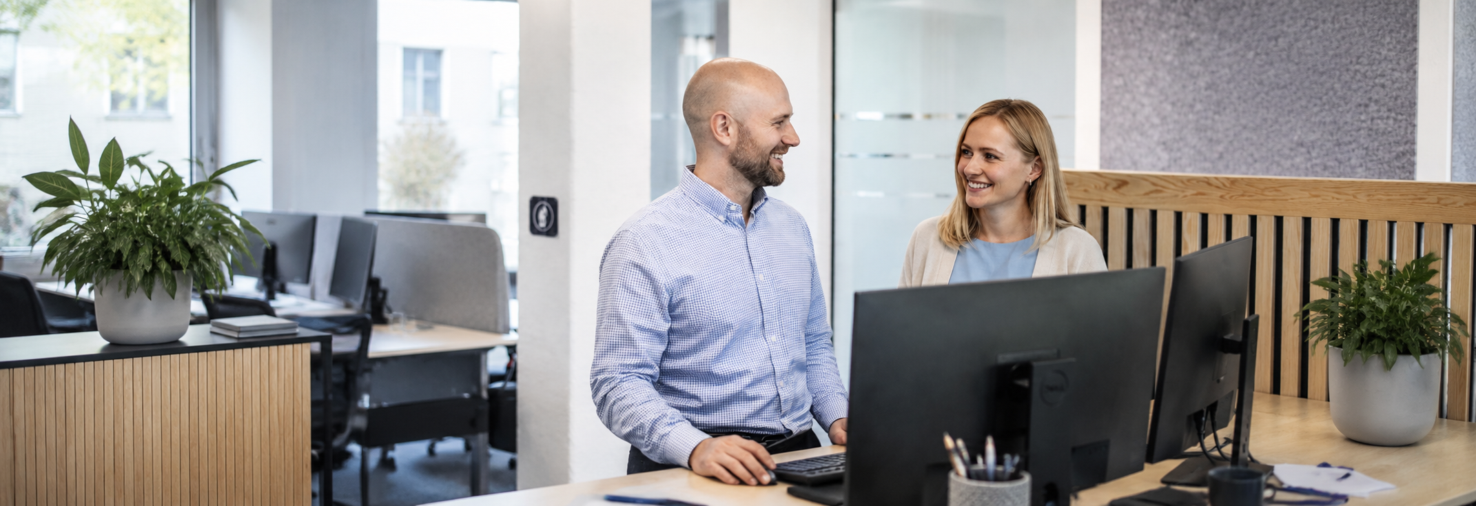 Kommunal medarbejder arbejder med data og overblikssystemer